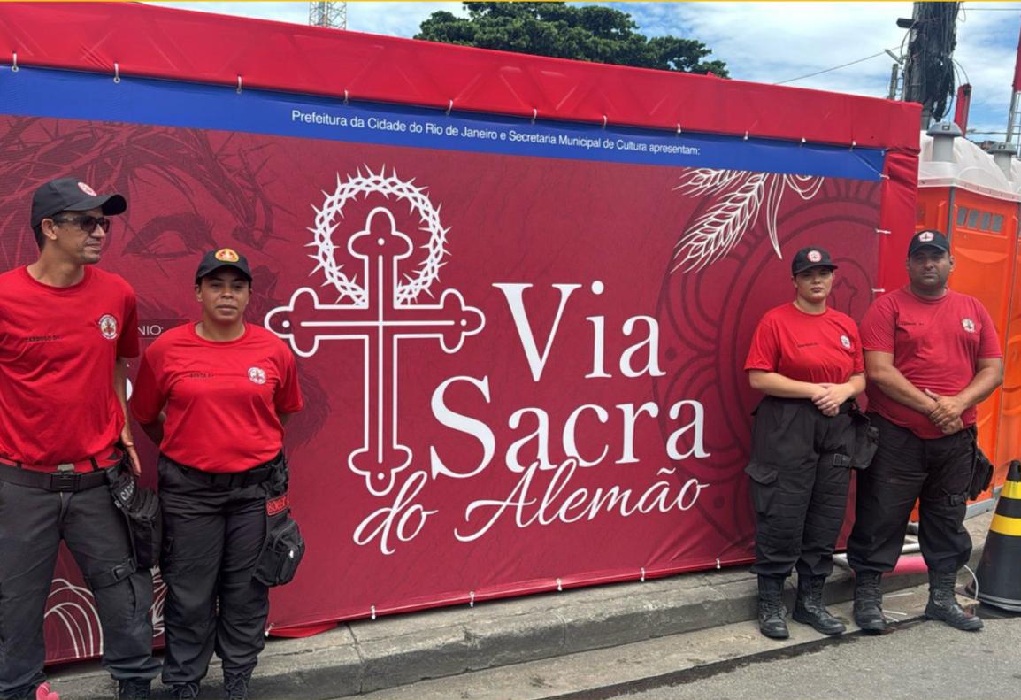 Equipe de bombeiros civis Union Fire em plantão no evento Via Sacra do Alemão, no Rio de Janeiro